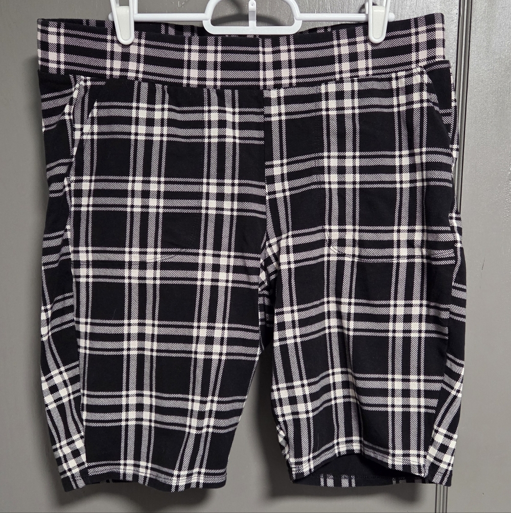 Torrid Leggings Shorts With Pockets Size 2